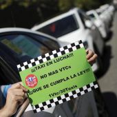 Un taxista protesta contra la normativa de los vehículos de alquiler con conductor