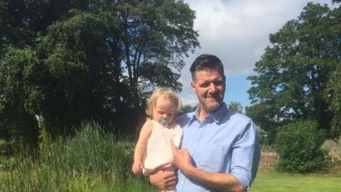 El padre junto a su hija Megan