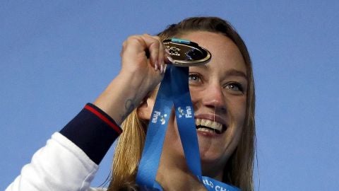 Mireia Belmonte posa con la medalla de oro