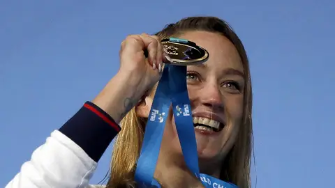 Mireia Belmonte posa con la medalla de oro Mireia Belmonte posa con la medalla de oro