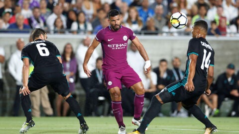 Ag&uuml;ero intenta avanzar con el bal&oacute;n ante la defensa de Nacho y Casemiro