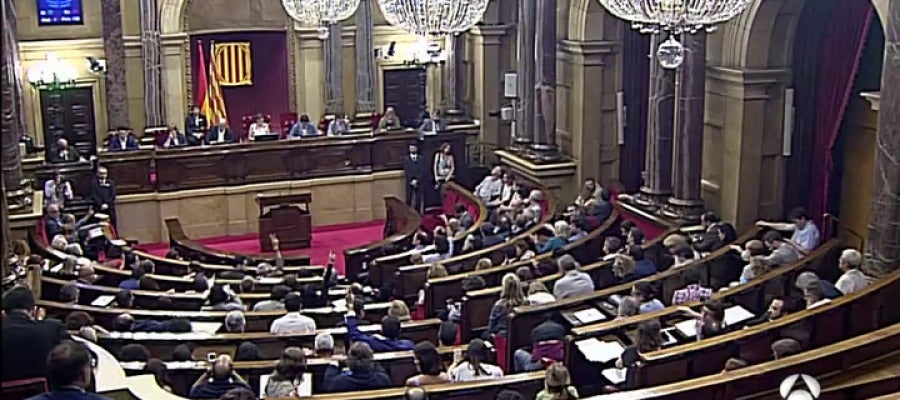 Puigdemont y los diputados de Junts pel Sí firman de forma conjunta le ley del referéndum Puigdemont y los diputados de Junts pel Sí firman de forma conjunta le ley del referéndum
