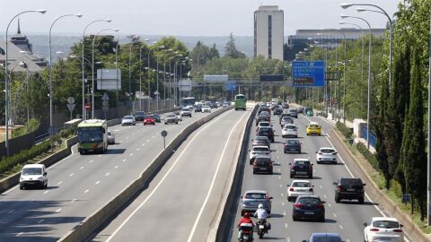 Coches circulando por la carretera