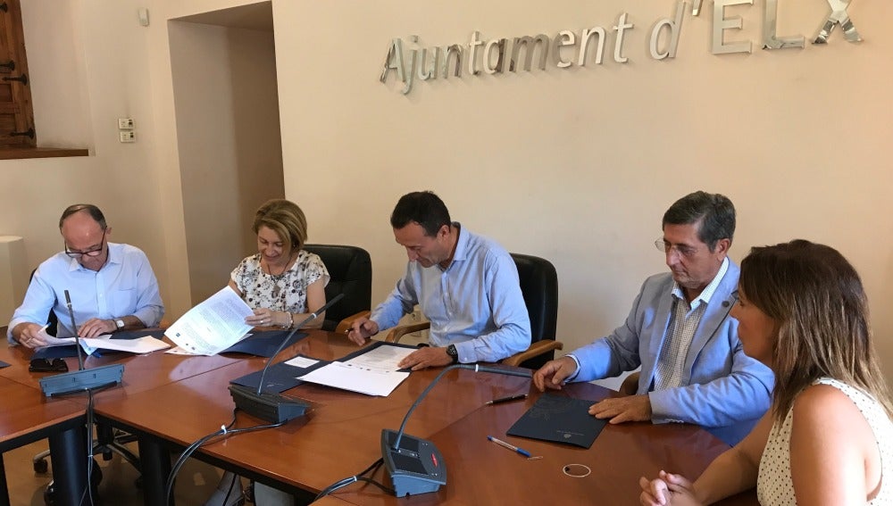 Momento de la firma del convenio entre las tres universidades y el Ayuntamiento de Elche