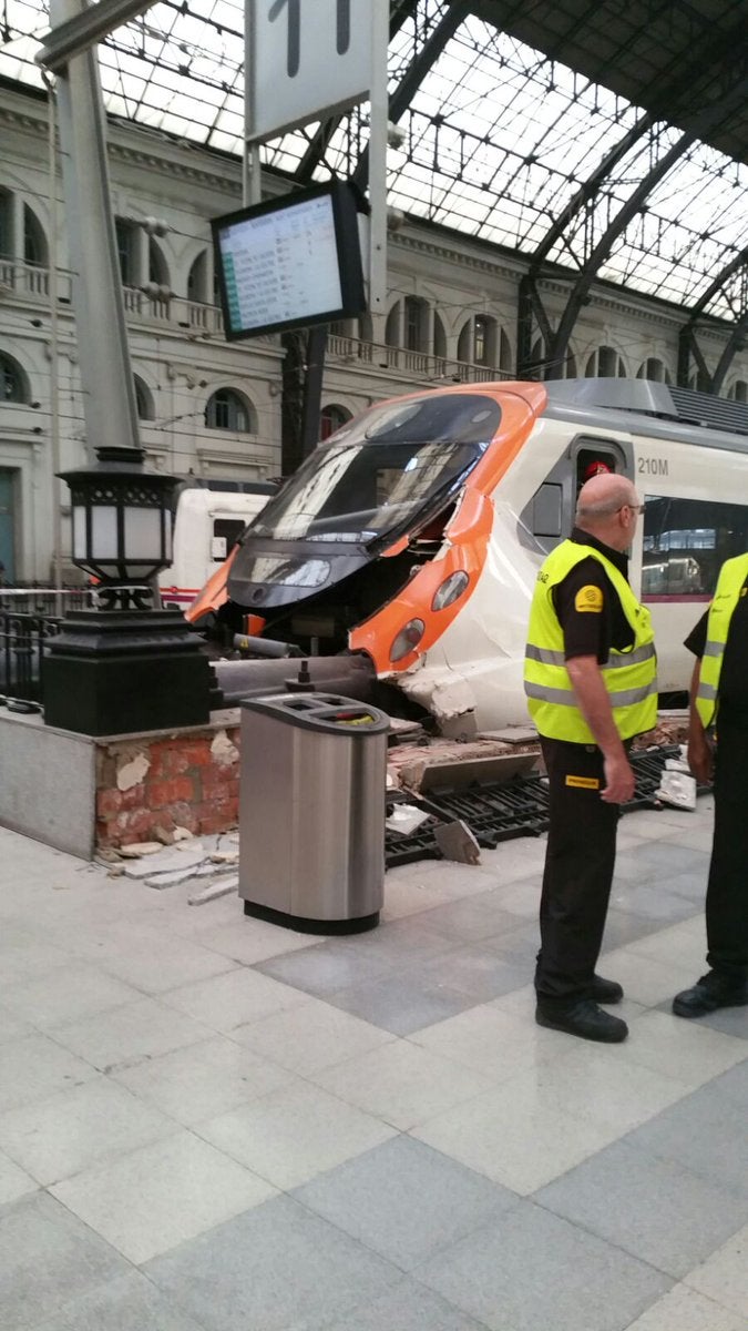 Heridas 56 personas, tres de ellas grave, al chocar un tren en la vía de la estación de Francia de Barcelona Heridas 56 personas, tres de ellas grave, al chocar un tren en la vía de la estación de Francia de Barcelona