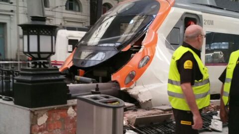 Imagen del tren tras chocar con el tope de final de v&iacute;a en la estaci&oacute;n de Francia, Barcelona