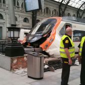 Imagen del tren tras chocar con el tope de final de vía en la estación de Francia, Barcelona