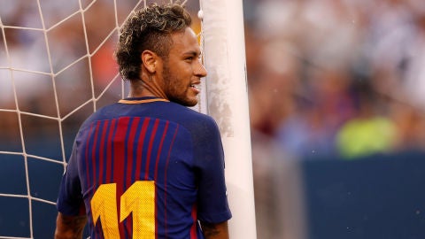 Neymar sonr&iacute;e en un partido con el Barcelona