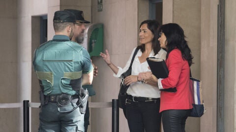 La jefa de comunicaci&oacute;n de la conseller&iacute;a de Exteriors de la Generalitat, Anna Molas a su llegada a la Comandancia de Gr&aacute;cia en Barcelona