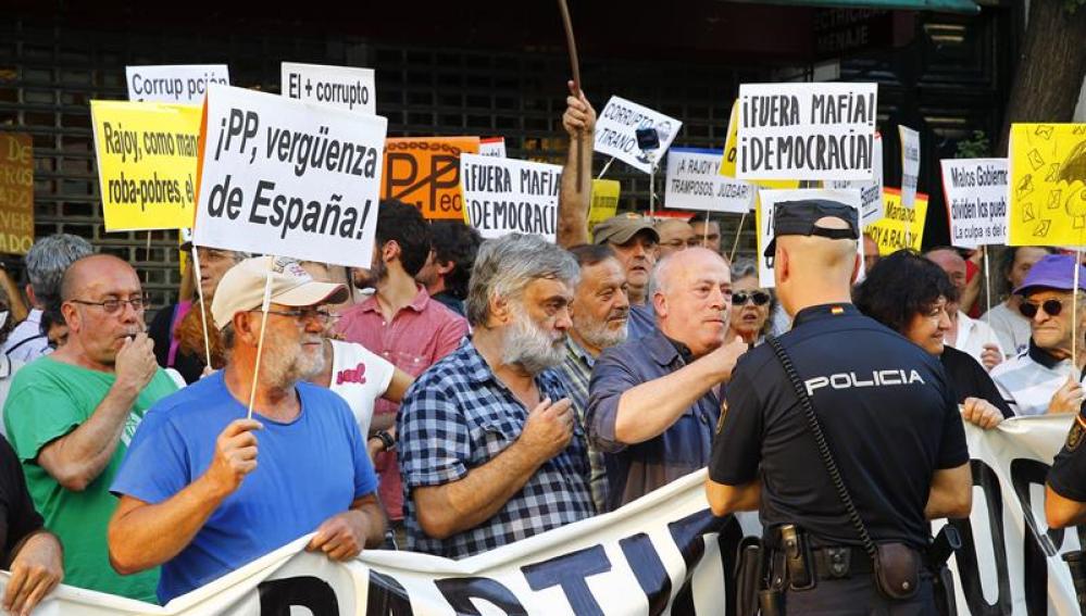 Cacerolada en Génova para protestar por la corrupción del PP