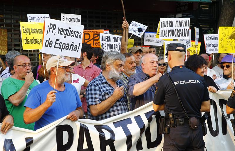 "Cacerolada" en Génova para protestar por la declaración de Rajoy en la Gürtel "Cacerolada" en Génova para protestar por la declaración de Rajoy en la Gürtel