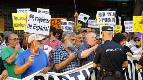 Cacerolada en G&eacute;nova para protestar por la corrupci&oacute;n del PP