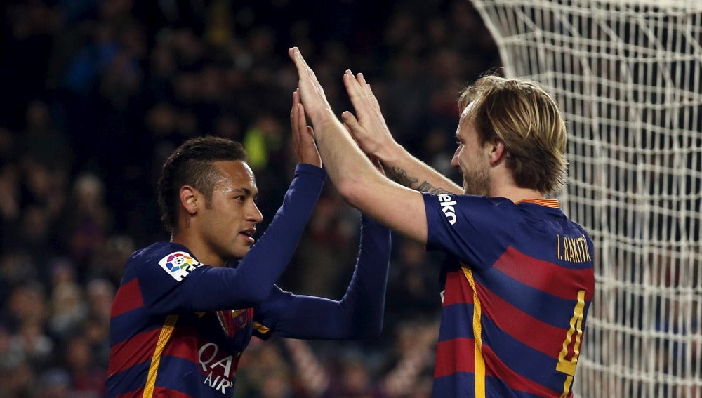 Rakitic felicita a Neymar tras un gol del Barcelona