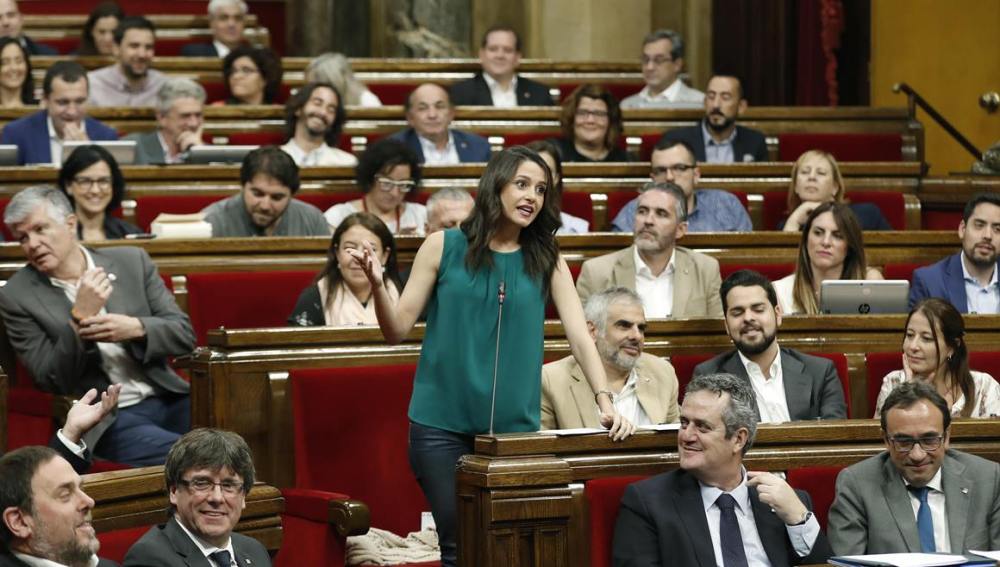 Inés Arrimadas durante su intervención en el Parlament