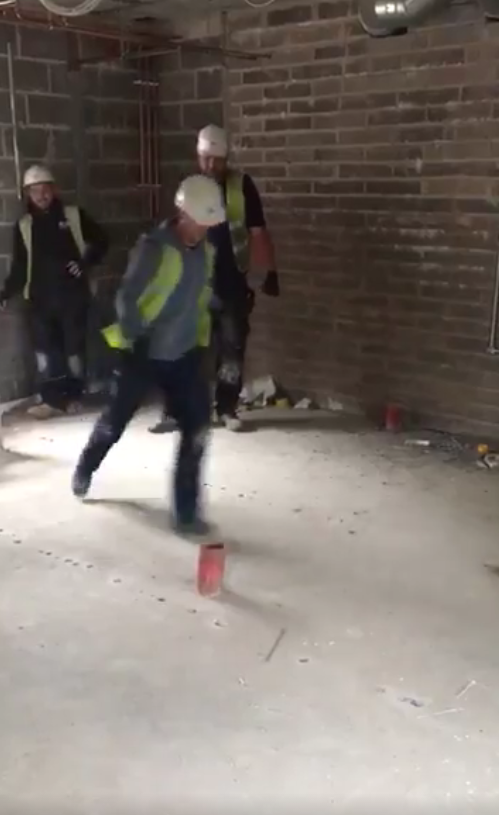 'Fontaneros 1 electricistas 0': la broma viral a un obrero que quería imitar a Beckham 'Fontaneros 1 electricistas 0': la broma viral a un obrero que quería imitar a Beckham