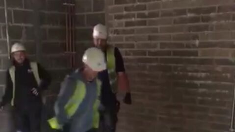 Un electricista pega una patada a una ca&ntilde;er&iacute;a