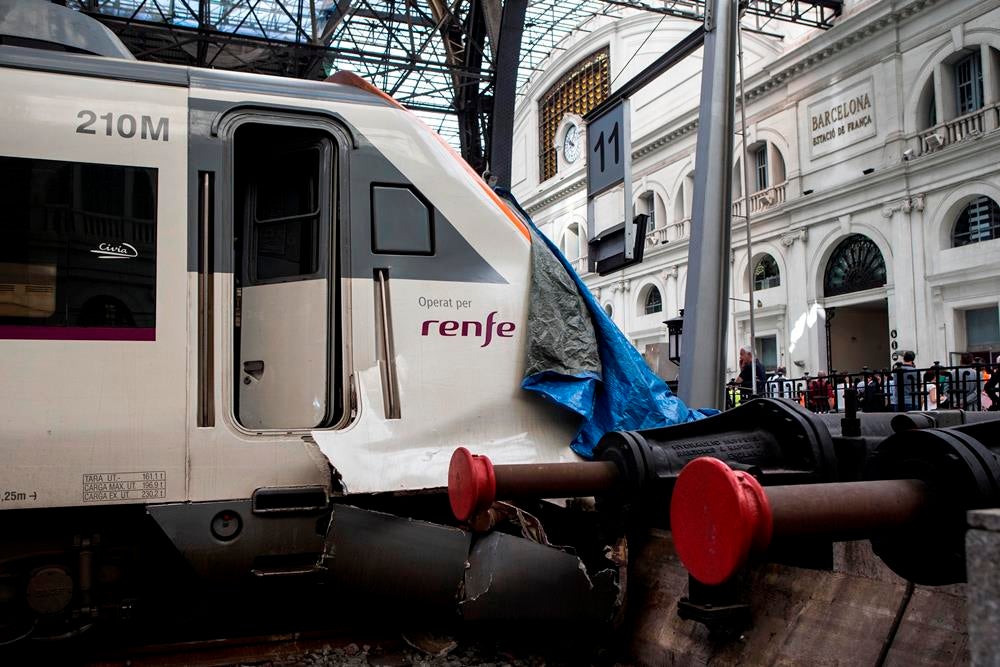 Los Mossos inspeccionan el tope del final de vía tras retirar el tren accidentado Los Mossos inspeccionan el tope del final de vía tras retirar el tren accidentado