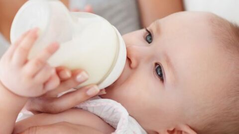 Beb&eacute; toma un biber&oacute;n