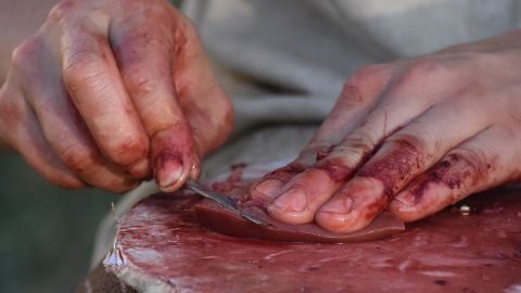 Corte de la sangre en una pieza de carne
