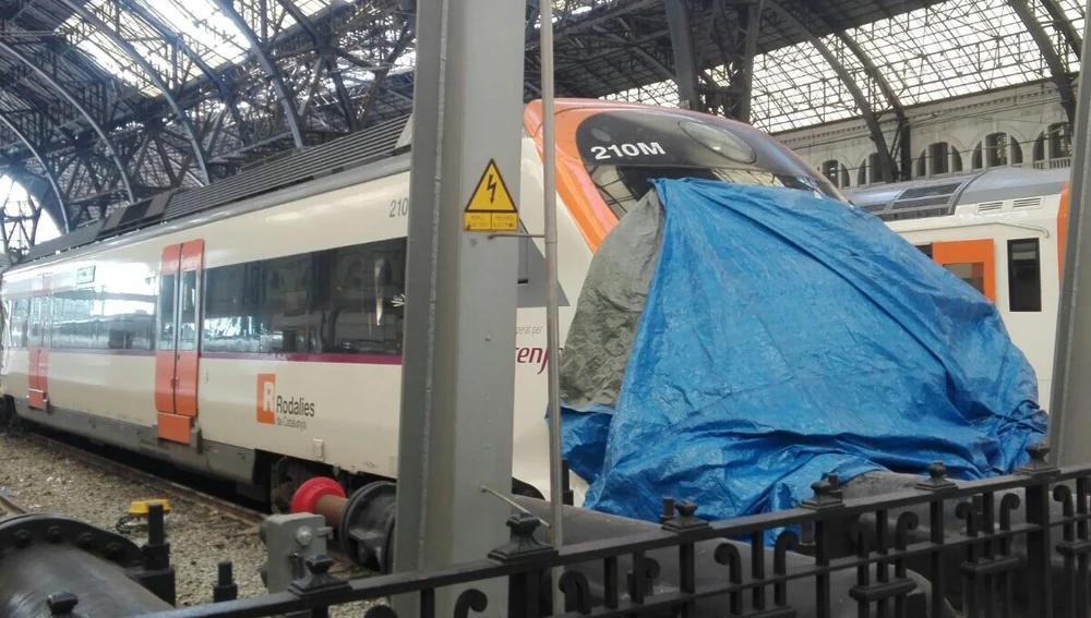 El tren de cercanías que ha chocado en la estación de Francia de Barcelona