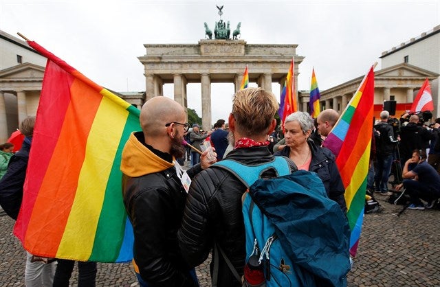 Los homosexuales en Alemania podrán casarse y adoptar niños a partir del 1 de octubre Los homosexuales en Alemania podrán casarse y adoptar niños a partir del 1 de octubre