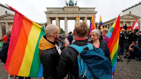 Un grupo de personas manifest&aacute;ndose en Alemania
