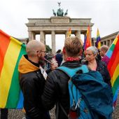 Un grupo de personas manifestándose en Alemania