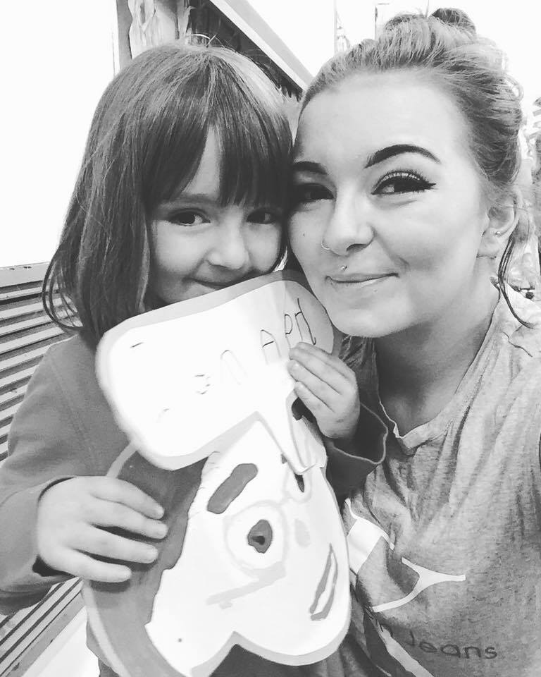 Una niña de 5 años salva la vida a su madre llamando a Emergencias cuando se desmayó Una niña de 5 años salva la vida a su madre llamando a Emergencias cuando se desmayó