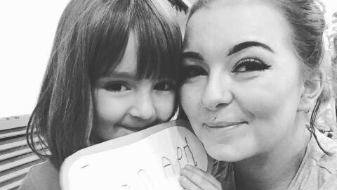 Caitlin junto a su hija de 5 a&ntilde;os que le salv&oacute; la vida