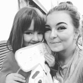Caitlin junto a su hija de 5 años que le salvó la vida