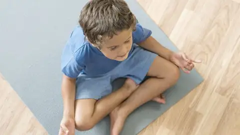 Niño practica 'mindfulness' Niño practica 'mindfulness'