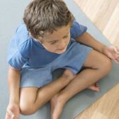 Niño practica 'mindfulness'