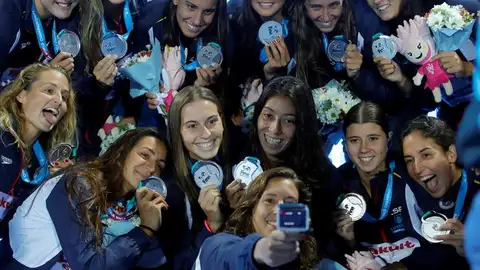 La Selección femenina de waterpolo posando con la plata en los Mundiales de Natación de Budapest La Selección femenina de waterpolo posando con la plata en los Mundiales de Natación de Budapest