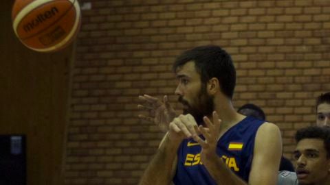 Pierre Oriola en un entrenamiento con la Selecci&oacute;n espa&ntilde;ola de Baloncesto