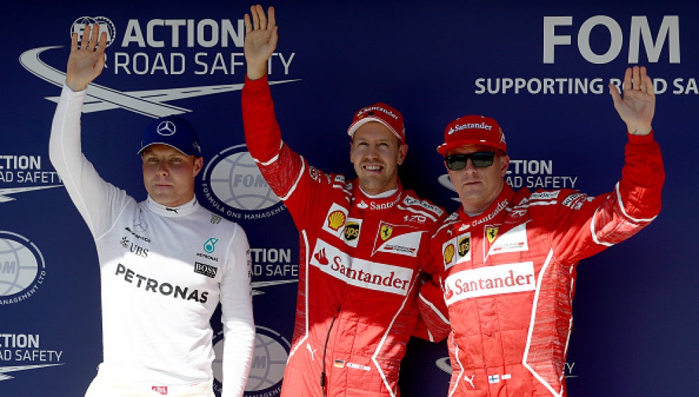 Vettel saluda al público en Hungría con Raikkonen y Bottas
