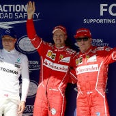 Vettel saluda al público en Hungría con Raikkonen y Bottas