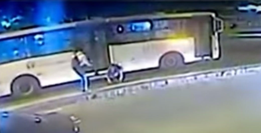 Una cámara graba a un joven lanzando a su novia embarazada contra un autobús para que pierda el bebé Una cámara graba a un joven lanzando a su novia embarazada contra un autobús para que pierda el bebé
