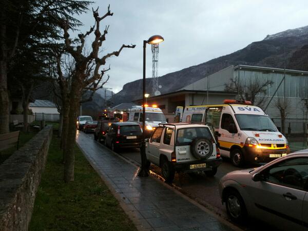 El conductor de una ambulancia de Zaragoza, multado por aparcar mal mientras atendían una urgencia en la calle El conductor de una ambulancia de Zaragoza, multado por aparcar mal mientras atendían una urgencia en la calle