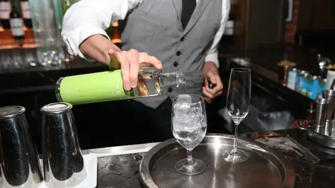Camarero sirviendo copas en un pub