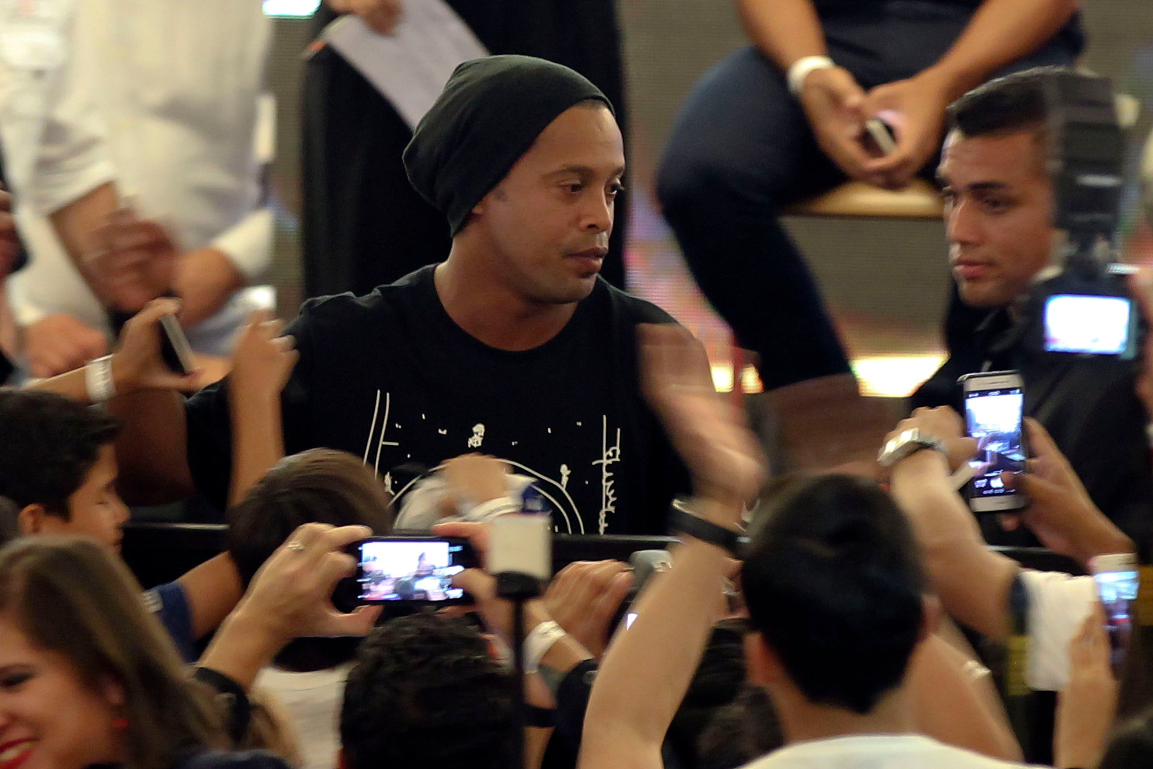 Ronaldinho, sobre la situación de Neymar: "Debe seguir a su corazón y ser feliz" Ronaldinho, sobre la situación de Neymar: "Debe seguir a su corazón y ser feliz"