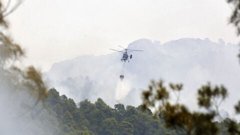 Un helic&oacute;ptero lanza agua sobre el incendio de Yeste en Albacete