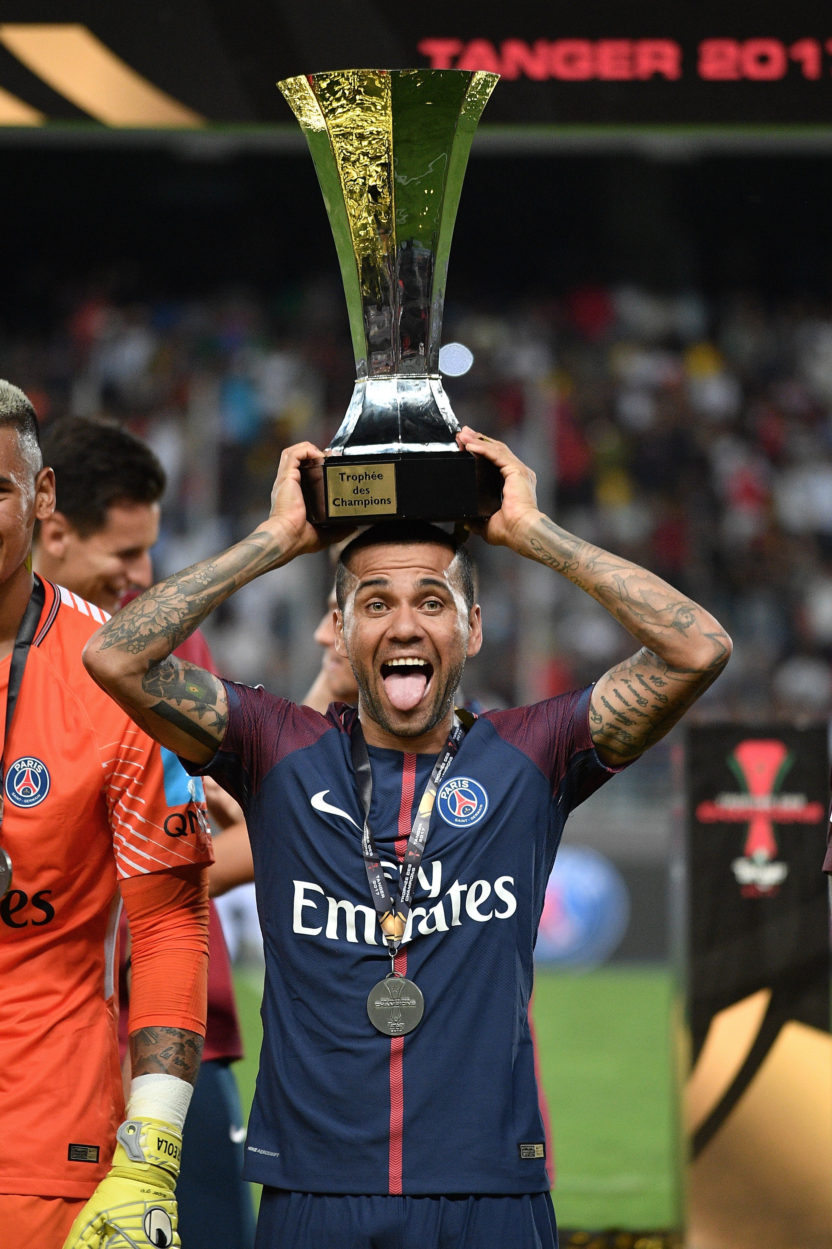 Dani Alves, a Neymar: "Sé valiente, el mundo es de los valientes" Dani Alves, a Neymar: "Sé valiente, el mundo es de los valientes"