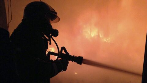Bombero apagando un incendio