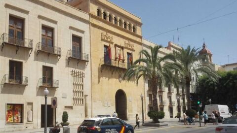 Fachada principal del Ayuntamiento de Elche.