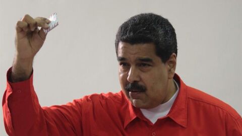 El presidente de Venezuela, Nicol&aacute;s Maduro, votando
