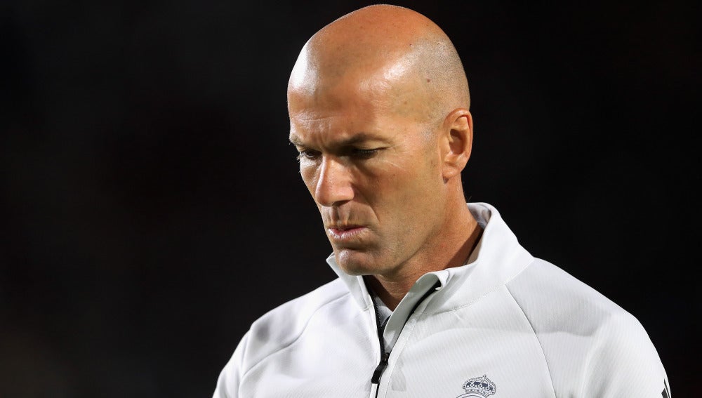 Zinedine Zidane, cabizbajo en un partido del Real Madrid