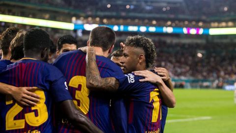 Jugadores del Bar&ccedil;a celebran su triunfo