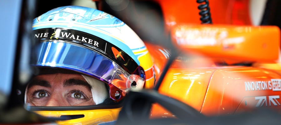 Fernando Alonso en el box de McLaren Fernando Alonso en el box de McLaren