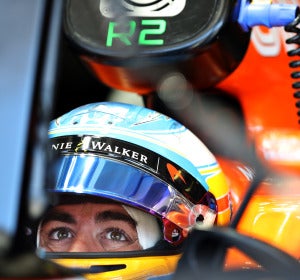 Fernando Alonso en el box de McLaren Fernando Alonso en el box de McLaren