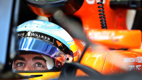 Fernando Alonso en el box de McLaren